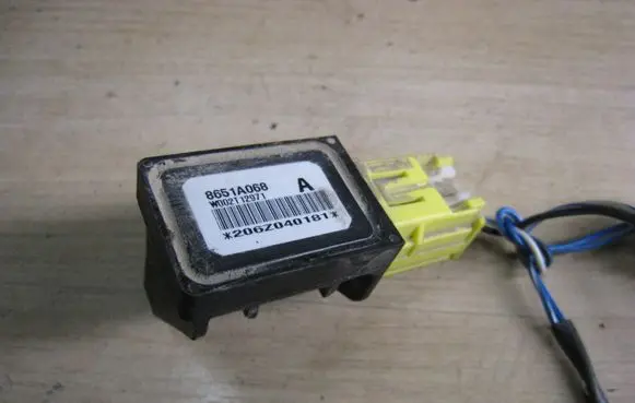 Mitsubishi Pajero Airbag deployment crash/impact sensor 8651A068