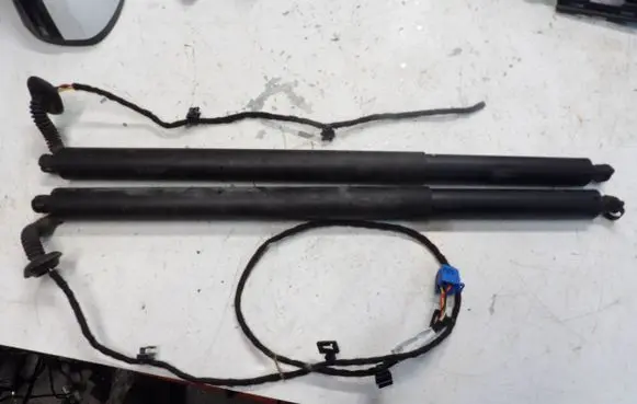Mercedes-Benz B W247 Tailgate strut A2478905600 19T295B0920