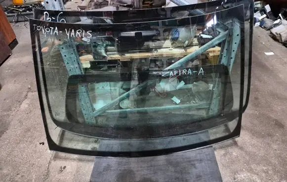 Toyota Yaris Front windscreen/windshield window