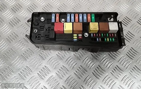 Opel Signum Fuse module 13205799