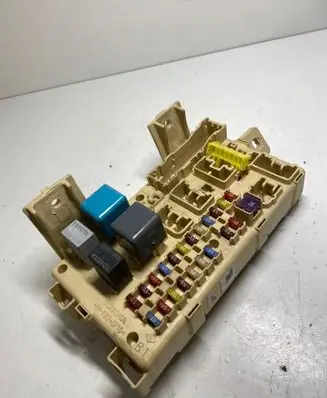 Toyota Avensis T250 Fuse module 8264105020A 2381789117 06091923590802