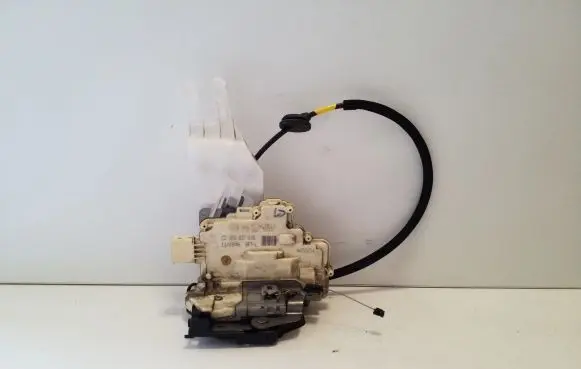 Volkswagen Eos Front door lock 1P2837015