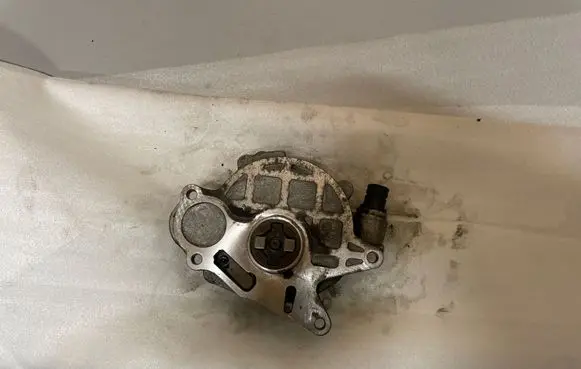Volkswagen PASSAT B7 Vacuum pump 03L145100