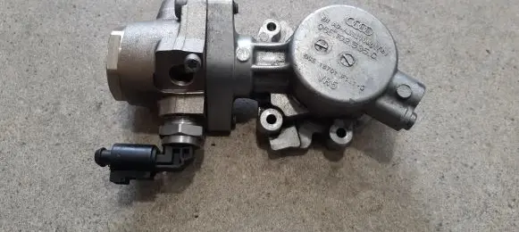 Audi A8 S8 D4 4H Fuel injection high pressure pump 06E103535C