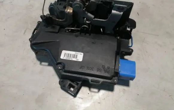 Volkswagen Golf V Rear door lock 7L0839015