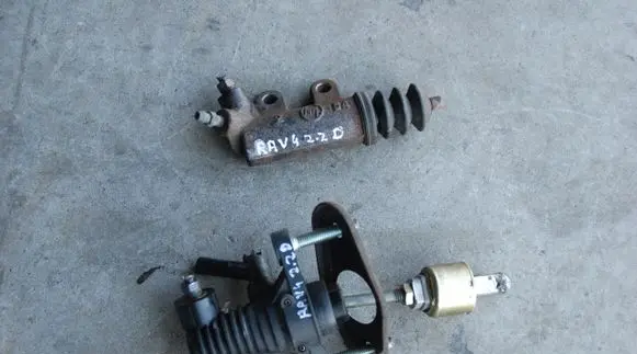 Toyota RAV 4 (XA30) Clutch release bearing slave cylinder 