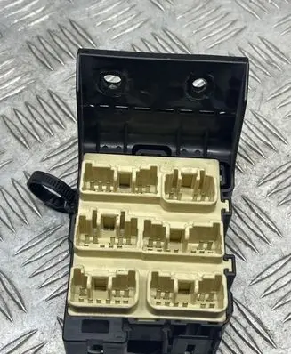 Toyota Avensis T250 Fuse module 568273405030