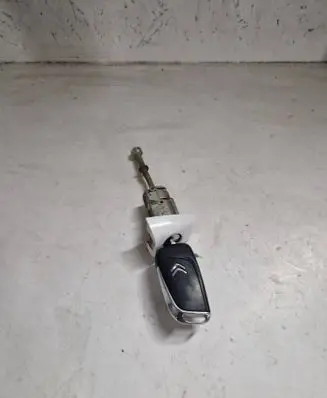 Citroen C4 II Front door lock (next to the handle) 