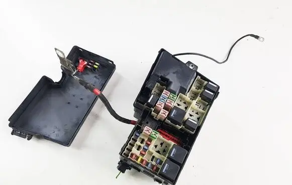 Volvo V50 Fuse module 30772528 30042007 0PERAT0R121