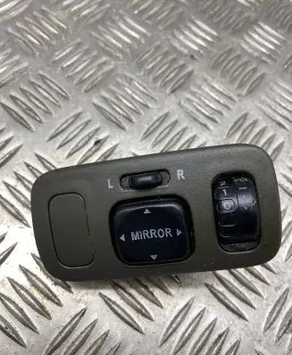 Toyota Yaris Wing mirror switch 352c04