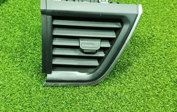 Renault Trafic III (X82) Dash center air vent grill 687508261R 687601409R MOU023404