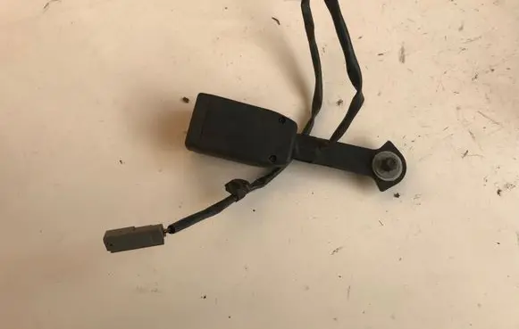 Front seatbelt buckle