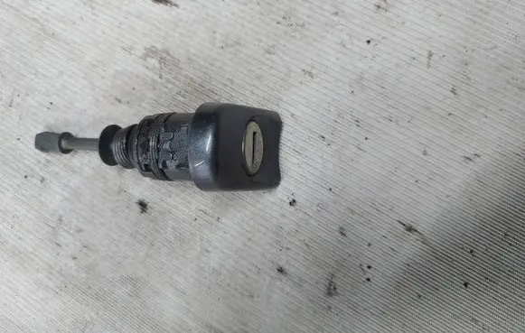 Volkswagen Touran I Coupe door lock (next to the handle) 