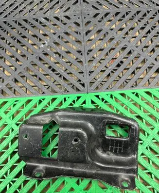 Headlight/headlamp mounting bracket