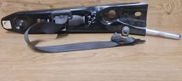 Volvo XC90 Front seatbelt 30675025