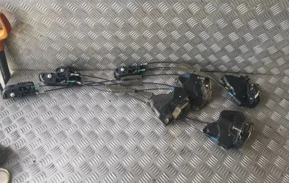 Toyota Corolla Verso AR10 Front door lock