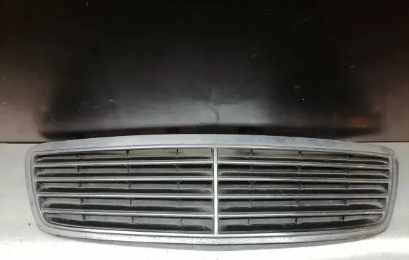 Mercedes-Benz C W203 Front bumper upper radiator grill