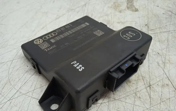 Audi A5 8T 8F Gateway control module 8T0907468D