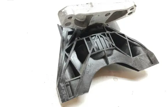 Peugeot 5008 II Engine mount bracket