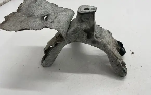 Audi A4 S4 B8 8K Engine mounting bracket 8J0199308