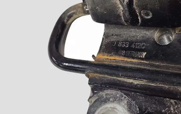 Volkswagen Touran I Front door lower hinge 1T0833412C