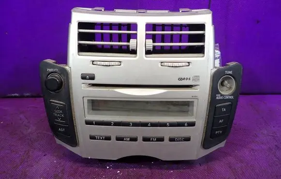 Toyota Yaris Radio/CD/DVD/GPS head unit 