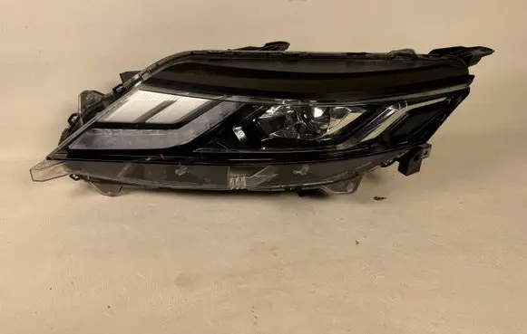 Mitsubishi L200 Headlight/headlamp 8301D381