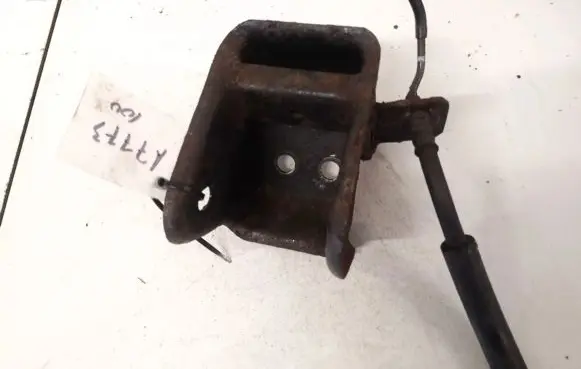 Mazda 626 Engine mounting bracket