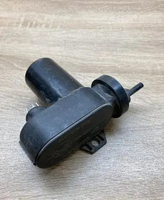 Volkswagen PASSAT B5 Central locking vacuum pump 811907325 003572