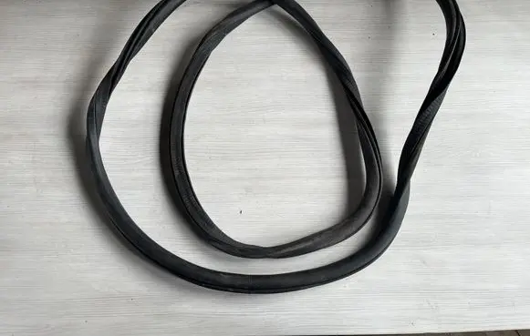 Ford Galaxy Rear door rubber seal (on body)