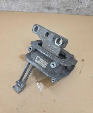 Volkswagen PASSAT B8 Engine mount bracket 5Q0199262E 25112014