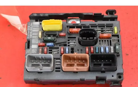 Peugeot Partner Fuse box set 9675878480
