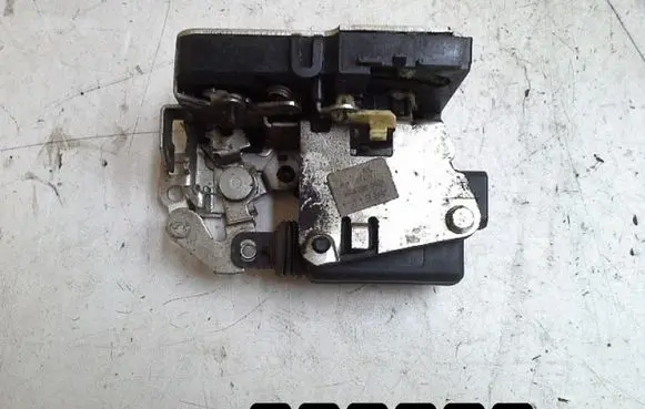 Dacia Duster Front door lock 825030283R