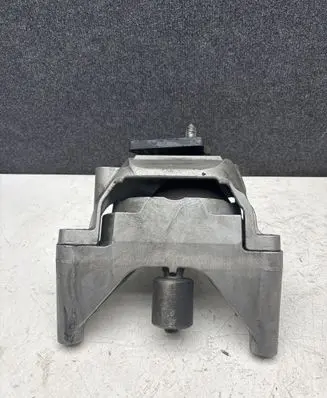 Nissan Murano Z51 Engine mount bracket