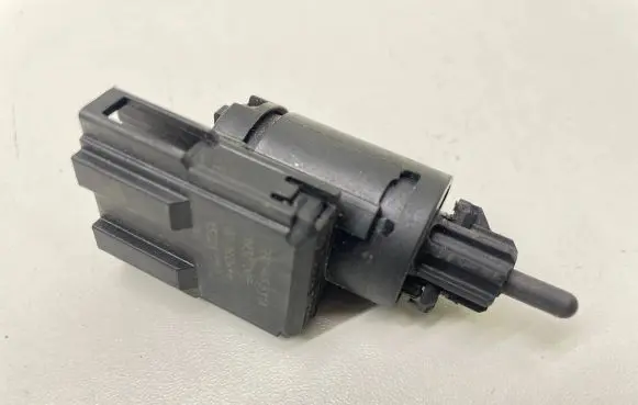 Volkswagen Polo IV 9N3 Brake pedal sensor switch 3B0945511A 19322007 13221