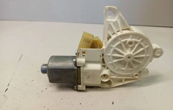 Mercedes-Benz C W204 Front door window regulator motor A2048200242