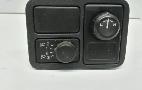Nissan Qashqai Headlight level height control switch 6896090J00