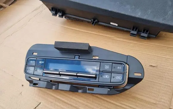Toyota Auris E180 Other switches/knobs/shifts 55468-02030
