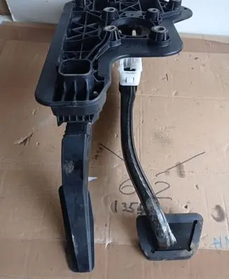 Chrysler Pacifica Pedal assembly 04581677AB P04581676AC