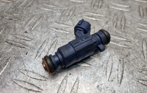 Hyundai i30 Fuel injector 353102B00
