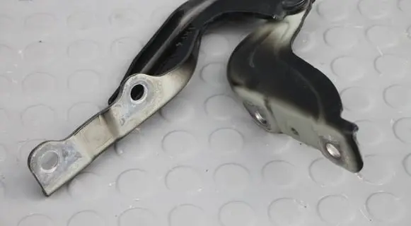 Engine bonnet/hood hinges