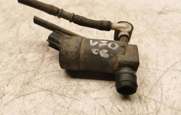 Volvo V70 Windscreen/windshield washer pump 7117k624fe