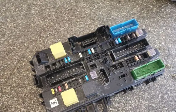 Opel Zafira B Fuse module 13220829
