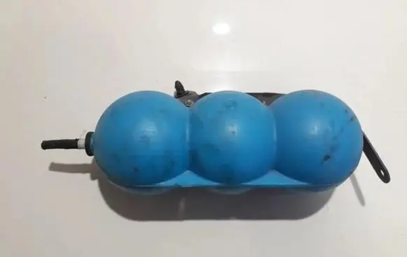 Vacuum air tank