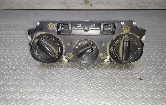 Volkswagen Touran I Climate control unit