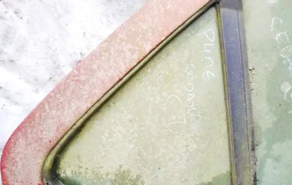 Rear vent window glass