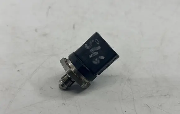 BMW 3 E92 E93 Fuel pressure sensor 7620946 13537620946 0261545072