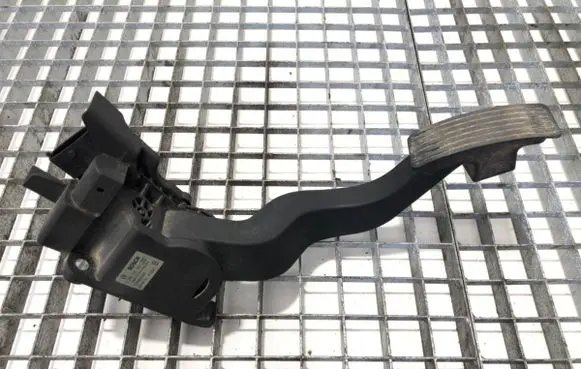 Accelerator throttle pedal