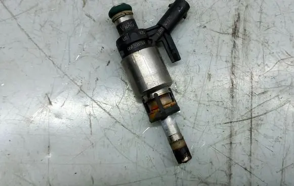 Volkswagen Jetta VI Fuel injector 06A906036F