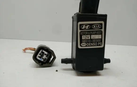 Hyundai Santa Fe Windscreen/windshield washer pump 985103E000